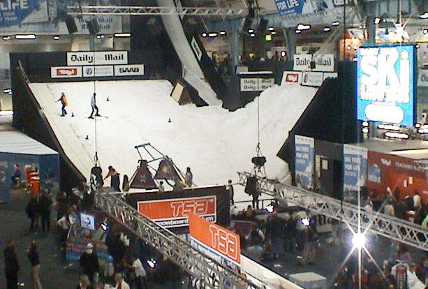 Indoor hip jump for events with real snow