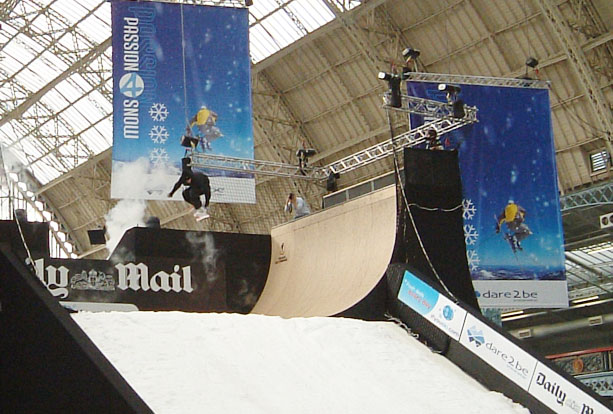 Indoor combined slope with real snow